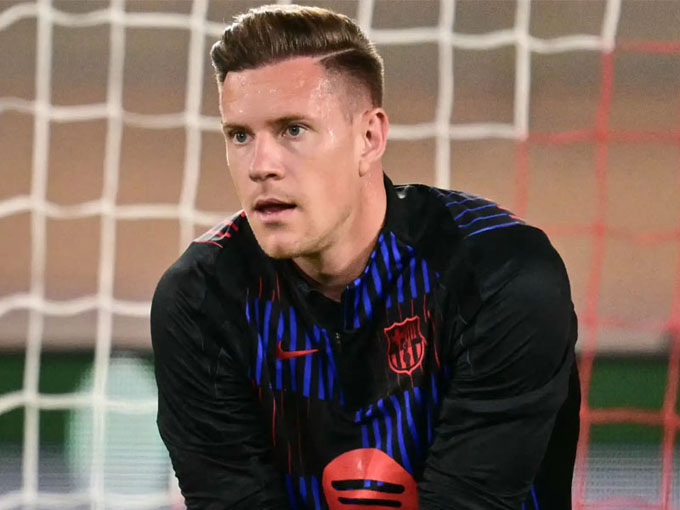  Marc-Andre ter Stegen (Barca): Sau khi bị đứt gân xương bánh chè trong trận đấu mới nhất của Barcelona với Villarreal, Ter Stegen hiện phải ngồi ngoài trong một thời gian dài. Cầu thủ 32 tuổi này đã phải rời sân bằng cáng và giờ, anh có thể sẽ phải nghỉ thi đấu trong bảy tháng tiếp theo.